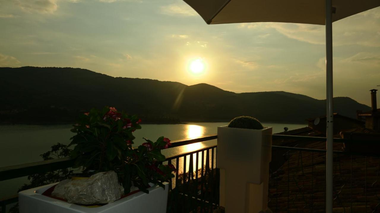 La Terrazza Sul Lago Turano Castel di Tora Exteriér fotografie