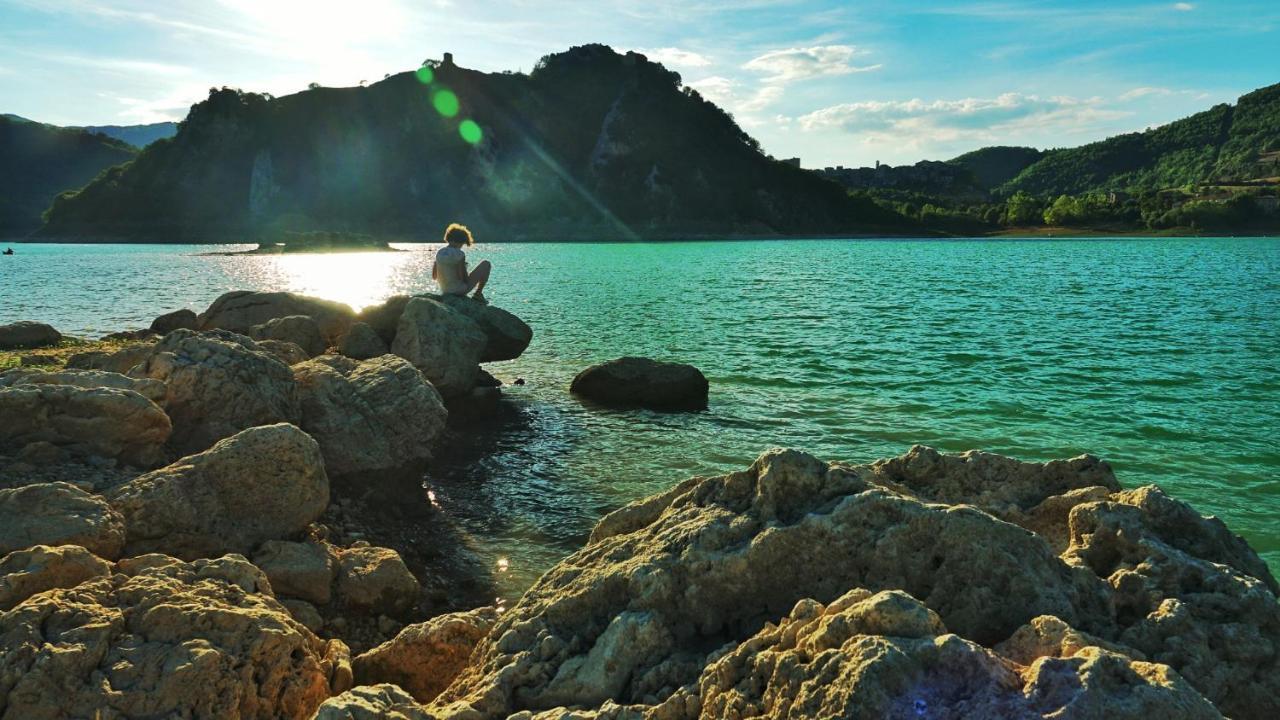 La Terrazza Sul Lago Turano Castel di Tora Exteriér fotografie